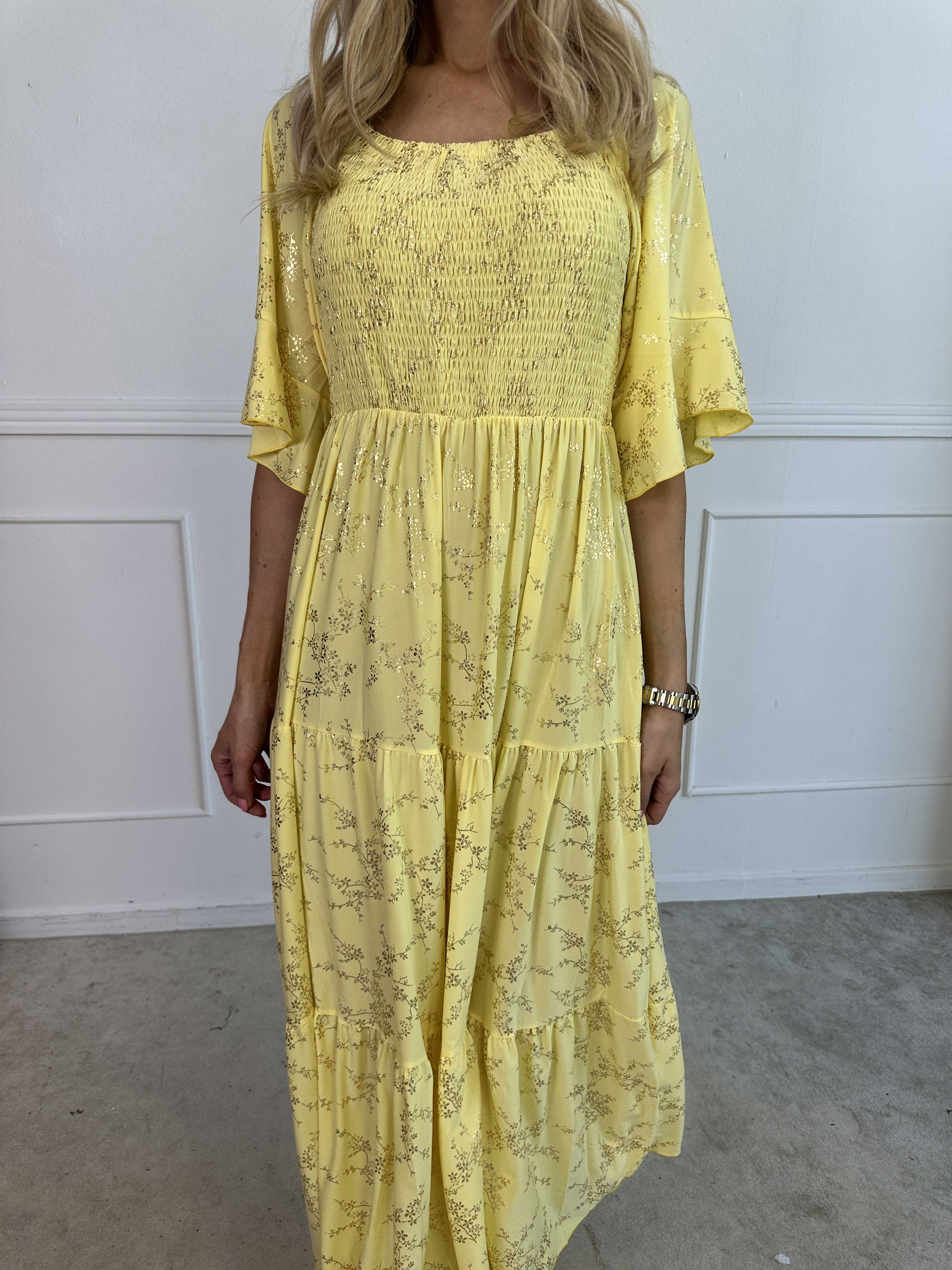 Elna Gold - Ensfarvet elastisk kjole med smock og guld print